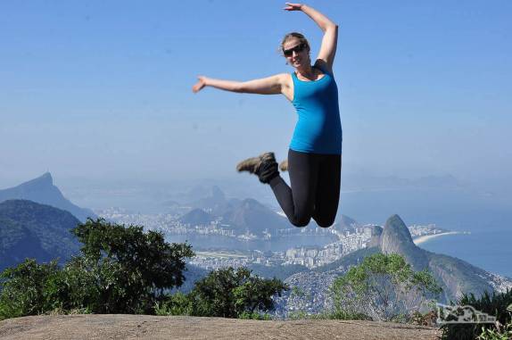 Esbanjando vitalidade no alto da Pedra da Gavea, no Rio de Janeiro